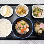 1月18日水曜日　きょうのお昼ごはんは、肉野菜炒め・塩昆布かぼちゃ・含め煮・みそ汁・くだものでした。