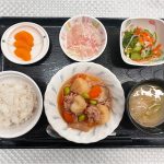 1月23日月曜日　きょうのお昼ごはんは、肉じゃが・天かす和え・くずあん・みそ汁・くだものでした。