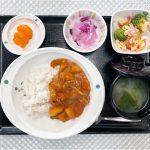 1月25日水曜日　きょうのお昼ごはんは、カレーライス・ゆで卵サラダ・しば漬け大根・みそ汁・くだものでした。