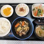 1月26日木曜日　きょうのお昼ごはんは、豚肉と切り昆布の炒め物・和え物・煮やっこ・みそ汁・くだものでした。