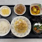 1月27日金曜日　きょうのお昼ごはんは、蒸し鶏の油淋鶏風・ビーフンの炒め物・おさつのオレンジ煮・スープ・くだものでした。