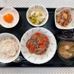 1月28日土曜日　今日のお昼ごはんは、根菜のそぼろ煮・高野豆腐としいたけの卵とじ・浅漬け・みそ汁・くだものでした。