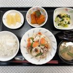 1月30日月曜日　きょうのお昼ごはんは、炒り豆腐・焼きのり和え・かぼちゃ煮・みそ汁・くだものでした。