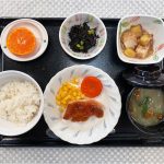 1月31日火曜日　きょうのお昼ごはんは、赤魚のステーキソース・土佐煮・酢みそ和え・みそ汁・くだものでした。