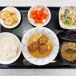 1月24日火曜日　きょうのお昼ごはんは、大根入り豚バーグ・和風コールスロー・人参の薄甘煮・みそ汁・くだものでした。