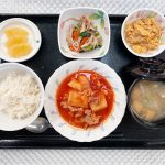 2月9日木曜日　きょうのお昼ごはんは、豚肉とじゃがいものトマト煮・ナムル・卵とじ・みそ汁・くだものでした。