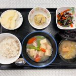 2月10日金曜日　きょうのお昼ごはんは、高野豆腐のとろとろ煮・おさつサラダ・ひじきの酢の物・みそ汁・くだものでした。