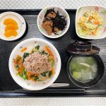 2月15日水曜日　きょうのお昼ごはんは、ビビンバ風・たまごサラダ・がんもの煮物・スープ・くだものでした。