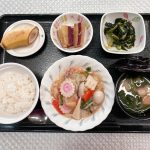 2月18日土曜日　きょうのお昼ごはんは、八宝菜・わかめの酢の物・おさつきんぴら・みそ汁・くだものでした。