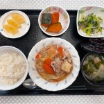 2月22日水曜日　きょうのお昼ごはんは、白菜と厚揚げの中華煮・青菜和え・かぼちゃ煮・みそ汁・くだものでした。