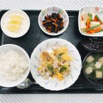 2月24日金曜日　きょうのお昼ごはんは、鶏肉とザーサイの卵炒め・ひじきと人参のサラダ・煮物・みそ汁・くだものでした。