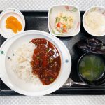 2月25日土曜日　きょうのお昼ごはんは、ハヤシライス・ポテトサラダ・レモン大根・スープ・くだものでした。