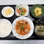 3月1日水曜日　今日のおやつは、肉団子の酢豚風・ナムル・カレーポテト・みそ汁・くだものでした。