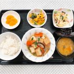 3月13日月曜日　きょうのお昼ごはんは、あんかけ厚揚げ・ほうれん草の卵炒め・和え物・みそ汁・くだものでした。