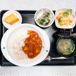 3月16日木曜日　きょうのお昼ごはんは、おさつと挽肉のカレー・スパゲッティサラダ・おかか和え・スープ・くだものでした。