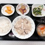 3月23日木曜日　きょうのお昼ごはんは、鶏肉ときのこのクリーム煮・さつまいも煮・ごま和え・みそ汁・くだものでした。