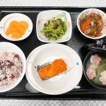 3月25日土曜日　きょうのお昼ごはんは、卒園お祝いお赤飯・鰆の人参マヨネーズ焼き・わさび和え・含め煮・お吸い物・くだものでした。