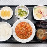 3月7日火曜日　きょうのお昼ごはんは、ポークビーンズ・りんごと白菜のサラダ・花野菜・みそ汁・くだものでした。