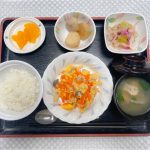 3月6日月曜日　きょうのお昼ごはんは、豚肉と人参の卵とじ　しば漬けおろし　里芋の煮ころがし　お味噌汁　くだものでした。