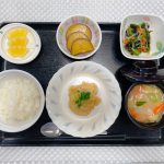 3月15日水曜日　きょうのお昼ごはんは、ふんわり豆腐ハンバーグ・わかめサラダ・おさつの甘辛煮・みそ汁・くだものでした。