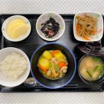 3月24日　金曜日　きょうのお昼ごはんは、カレー肉じゃが･根菜きんぴら・ひじきの酢の物･みそ汁･くだものでした。