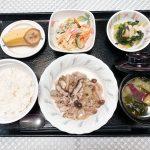 4月1日土曜日　きょうのお昼ごはんは、豚肉ときのこの炒め物・サラダ・高野豆腐の含め煮・みそ汁・くだものでした。