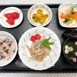 ４月４日火曜日　きょうのお昼ごはんは、入園祝いお赤飯・豚肉とはちみつの生姜焼き・塩昆布かぼちゃ・煮物・お吸い物・くだものでした。