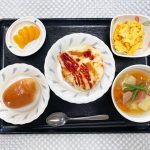 4月8日土曜日　きょうのお昼ごはんは、ロールパン・豆腐グラタン・ポトフ・コーン入り炒り卵・くだものでした。