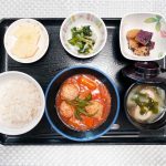 4月10日月曜日　きょうのお昼ごはんは、肉だんごのケチャップ煮・大学芋煮・生姜和え・みそ汁・くだものでした。