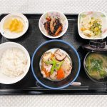 4月12日水曜日　きょうのお昼ごはんは、肉豆腐・みそマヨ和え・ひじき炒め・みそ汁・くだものでした。