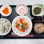 ４月１７日月曜日　きょうのお昼ごはんは、ツナと高野豆腐の卵とじ・ごま和え・しば漬けポテト・みそ汁・くだものでした。本日のごはんは、セリご飯でした。