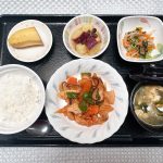 4月19日水曜日　きょうのお昼ごはんは、酢鶏・ナムル・さつまいものオレンジ煮・スープ・くだものでした。