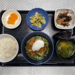 4月20日木曜日　きょうのお昼ごはんは、落とし卵の野菜あんかけ・ハムと白菜のカレー和え・煮物・みそ汁・くだものでした。