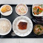 4月24日月曜日　きょうのお昼ごはんは、鯖の新玉ねぎ風味・おからサラダ・切り干し煮・みそ汁・くだものでした。