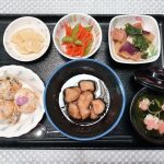 4月29日土曜日・昭和の日　きょうのお昼ごはんは、てまり寿司・鶏肉の揚げ煮・絹さやサラダ・含め煮・お吸い物・くだものでした。