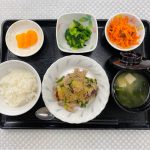 4月15日土曜日　きょうのお昼ごはんは、豚肉とさつまいもの香味みそ炒め・からし和え・キャロットラペ・みそ汁・くだものでした。