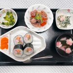 5月3日水曜日　きょうのお昼ごはんは、サラダ巻き・筑前煮・えびの白和え・浅漬け・お吸い物・くだものでした。