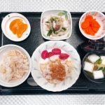 5月4日木曜日　きょうのお昼ごはんは、筍ごはん・油淋鶏風・きのこのナムル・人参の粒マスタード・お吸い物・くだものでした。