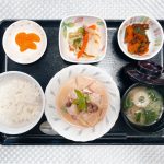 5月8日月曜日　きょうのお昼ごはんは、肉団子の若竹煮・和え物・塩昆布かぼちゃ・みそ汁・くだものでした。