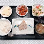 5月25日木曜日　きょうのお昼ごはんは、鰆の粕漬け焼き・和風コールスロー・きんぴら・みそ汁・くだものでした。