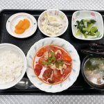 5月29日月曜日　きょうのお昼ごはんは、鶏肉のトマト煮・甘ずっぱおさつサラダ・生姜和え・みそ汁・くだものでした。