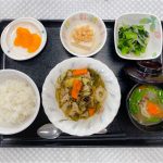 5月26日金曜日　きょうのお昼ごはんは、豚肉と切り昆布の炒め物・青菜のからし和え・煮奴・みそ汁・くだものでした。