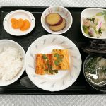 ６月２日金曜日　きょうのお昼ごはんは、千草焼き・甘酢和え・さつまいも焼き・みそ汁・くだものでした。