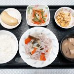 ６月５日月曜日　きょうのお昼ごはんは、和風ポトフ・天かす和え・高菜の炒り卵・みそ汁・くだものでした。