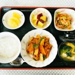 ６月６日火曜日　きょうのお昼ごはんは、酢豚・中華サラダ・さつまいものレモン煮・みそ汁・くだものでした。