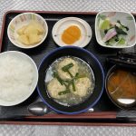 ６月９日金曜日　きょうのお昼ごはんは、鶏キャベツだんご・生姜和え・新じゃがのバターじょうゆ・みそ汁・くだものでした。