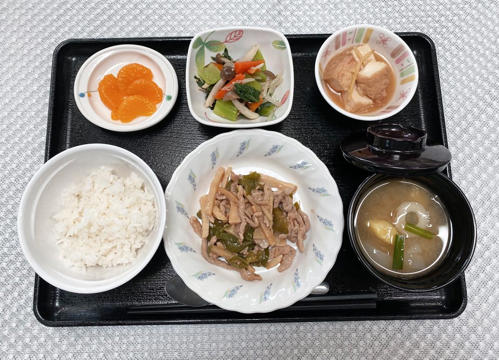 6月14日水曜日　今日のお昼ごはんは、豚肉とピーマンの炒め物・ナムル・含め煮・みそ汁・くだものでした。