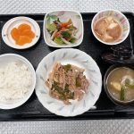 6月14日水曜日　今日のお昼ごはんは、豚肉とピーマンの炒め物・ナムル・含め煮・みそ汁・くだものでした。