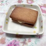 6月17日土曜日　きょうのおやつは、レーズンバターサンド（北海道のお菓子）でした。