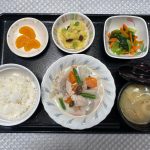 6月19日月曜日　きょうのお昼ごはんは、豆乳煮・おさつサラダ・青菜の炒め物・みそ汁・くだものでした。